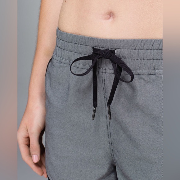 Lululemon💎EUC VINTAGE🦄Varsity Shorts 2014🦄Black (grey denim effect)🦄Size 6 - Picture 15 of 16